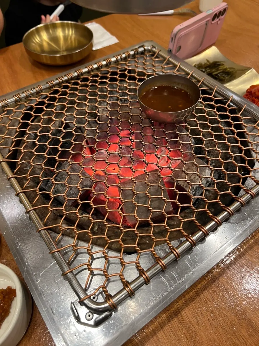 상추 깻잎 파절이 등 기본 반찬 상차림