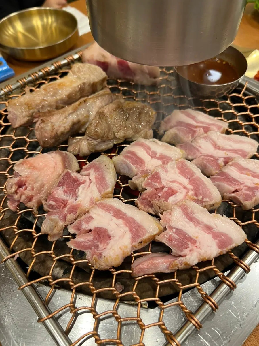 두툼한 흑돼지 근고기와 숯불 불판