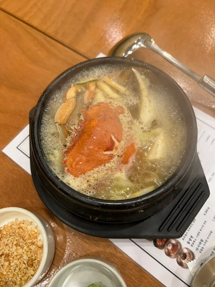 구워진 흑돼지를 옆으로 빼놓은 불판