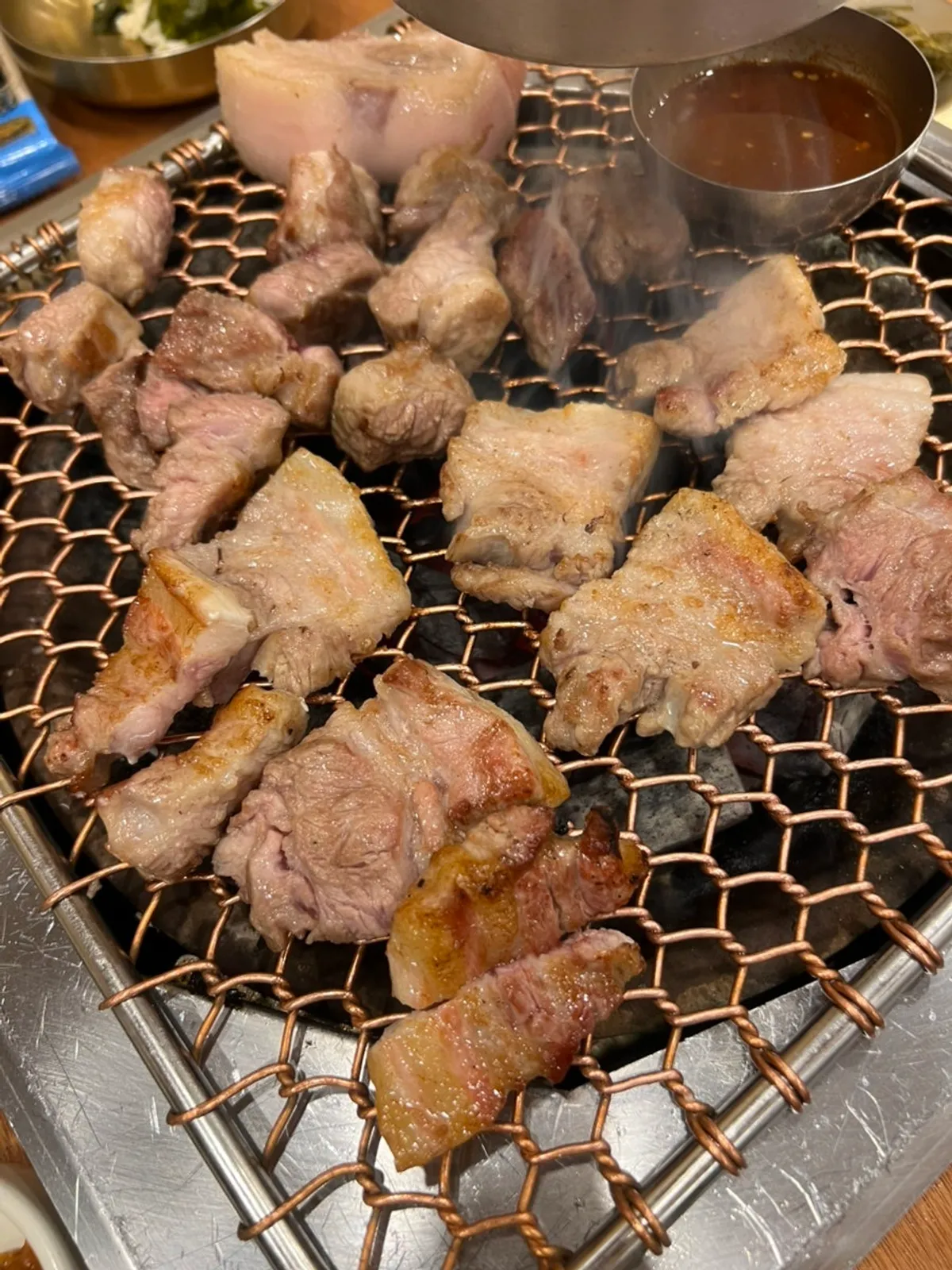 추가 주문한 흑돼지 목살 한 접시