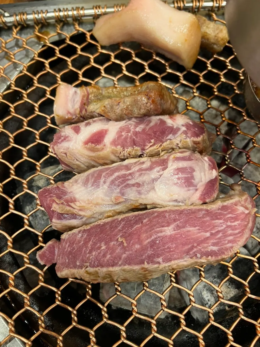 반찬을 담아온 셀프바 접시