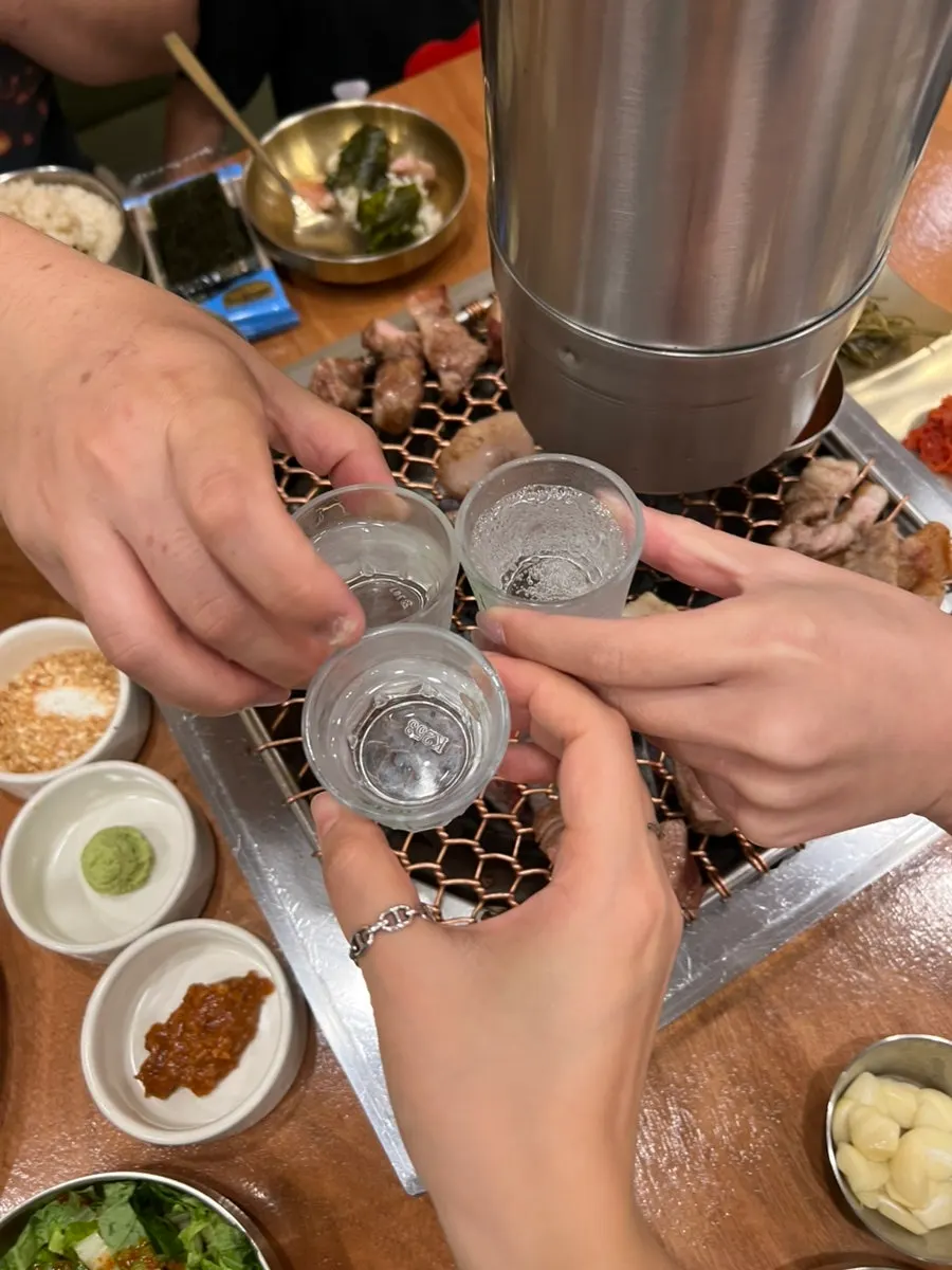 흑돼지 구이와 함께 주문한 한라산 소주