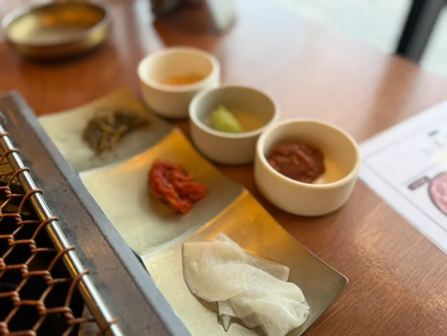 멜젓과 소금, 와사비 등 흑돼지 곁들임
