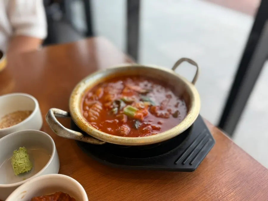 흑돼지와 함께 나온 다시마밥과 찌개