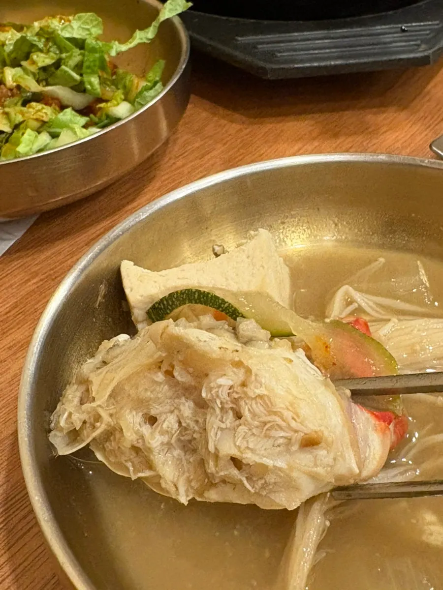 두 사람이 주문한 흑돼지 상차림
