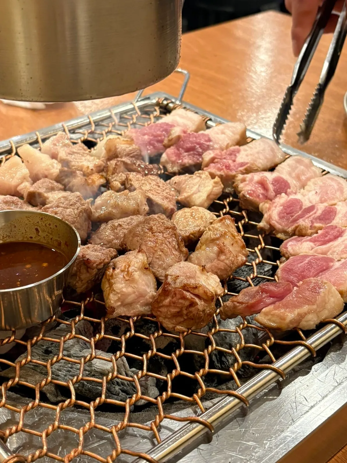 직원이 굽는 두툼한 흑돼지
