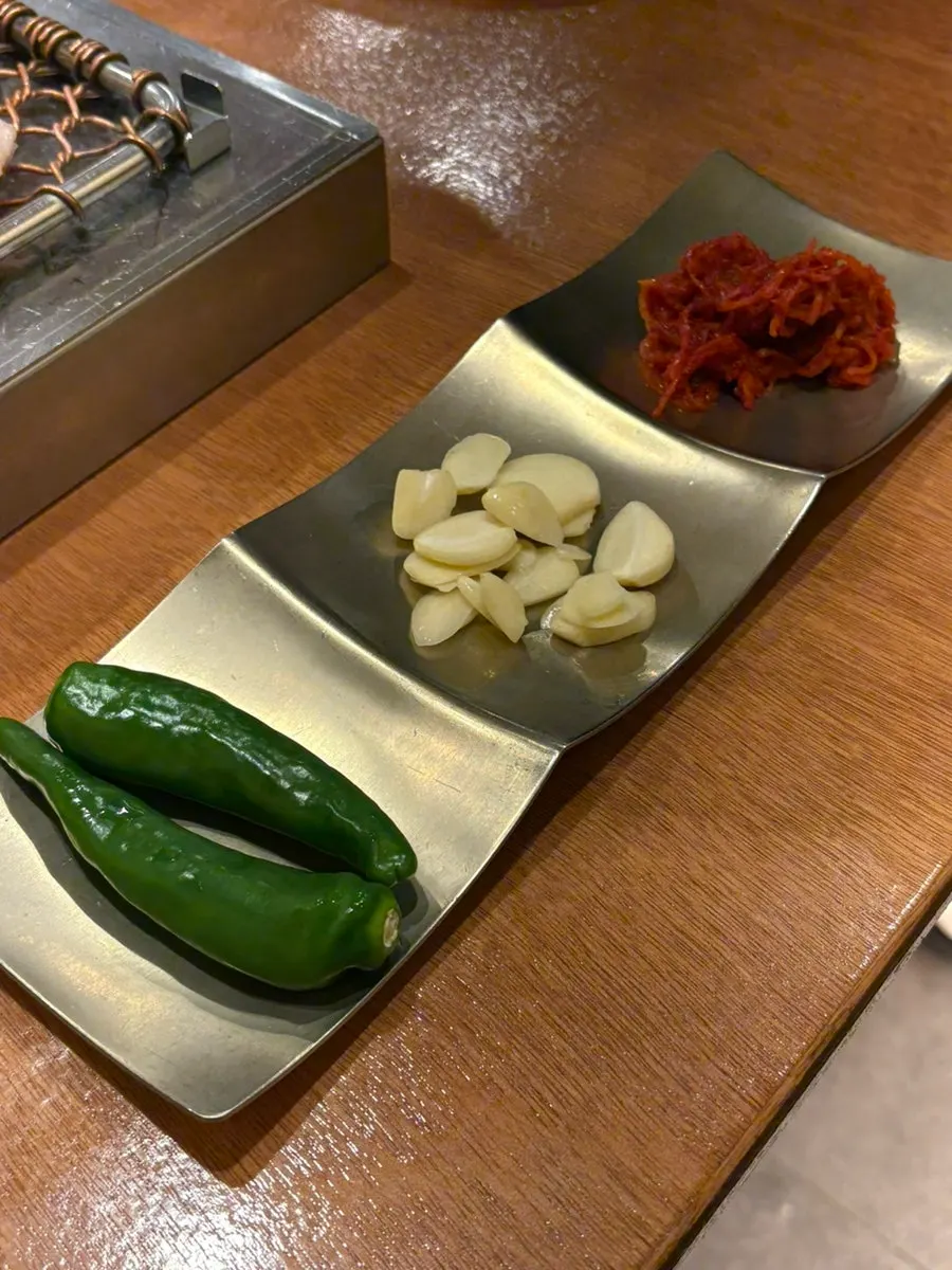 곁들임과 함께한 구운 목살