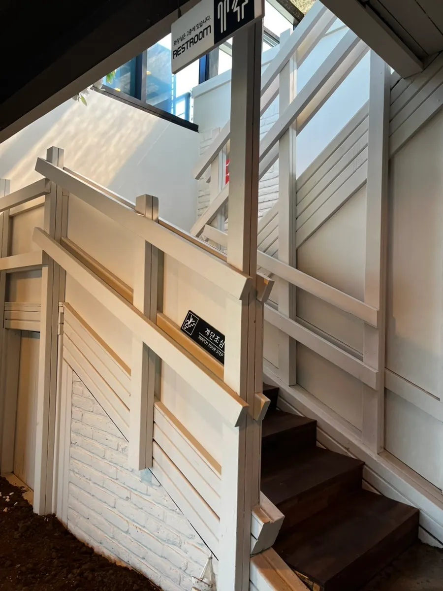 High-ceilinged second floor space at Aewolbon Café