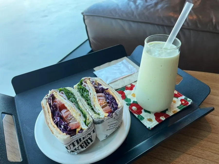 A glass of Aewolbon Café's avocado smoothie