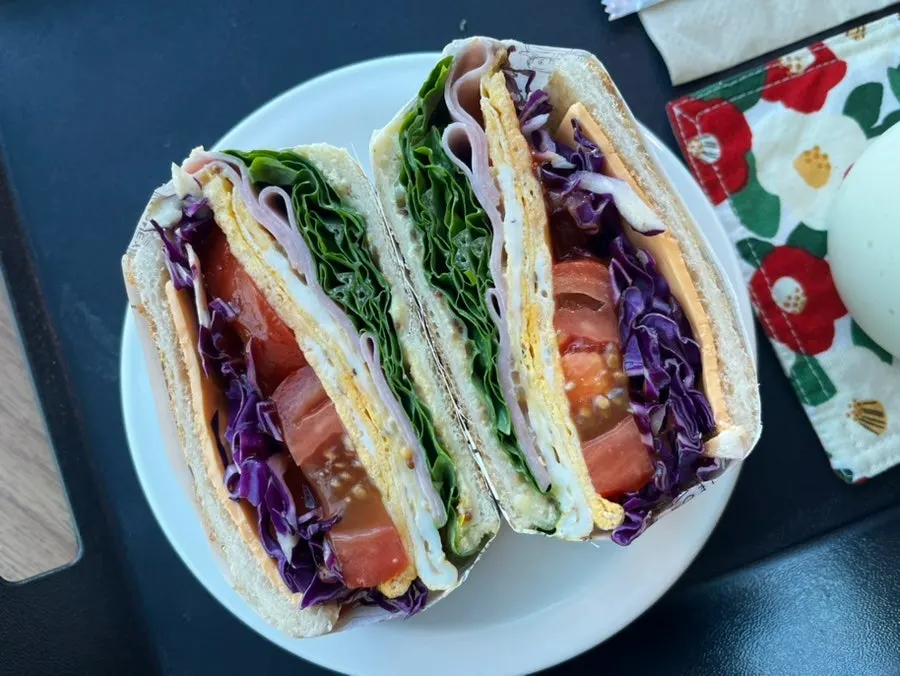 Plate with Aewolbon Café's ham and cheese sandwich