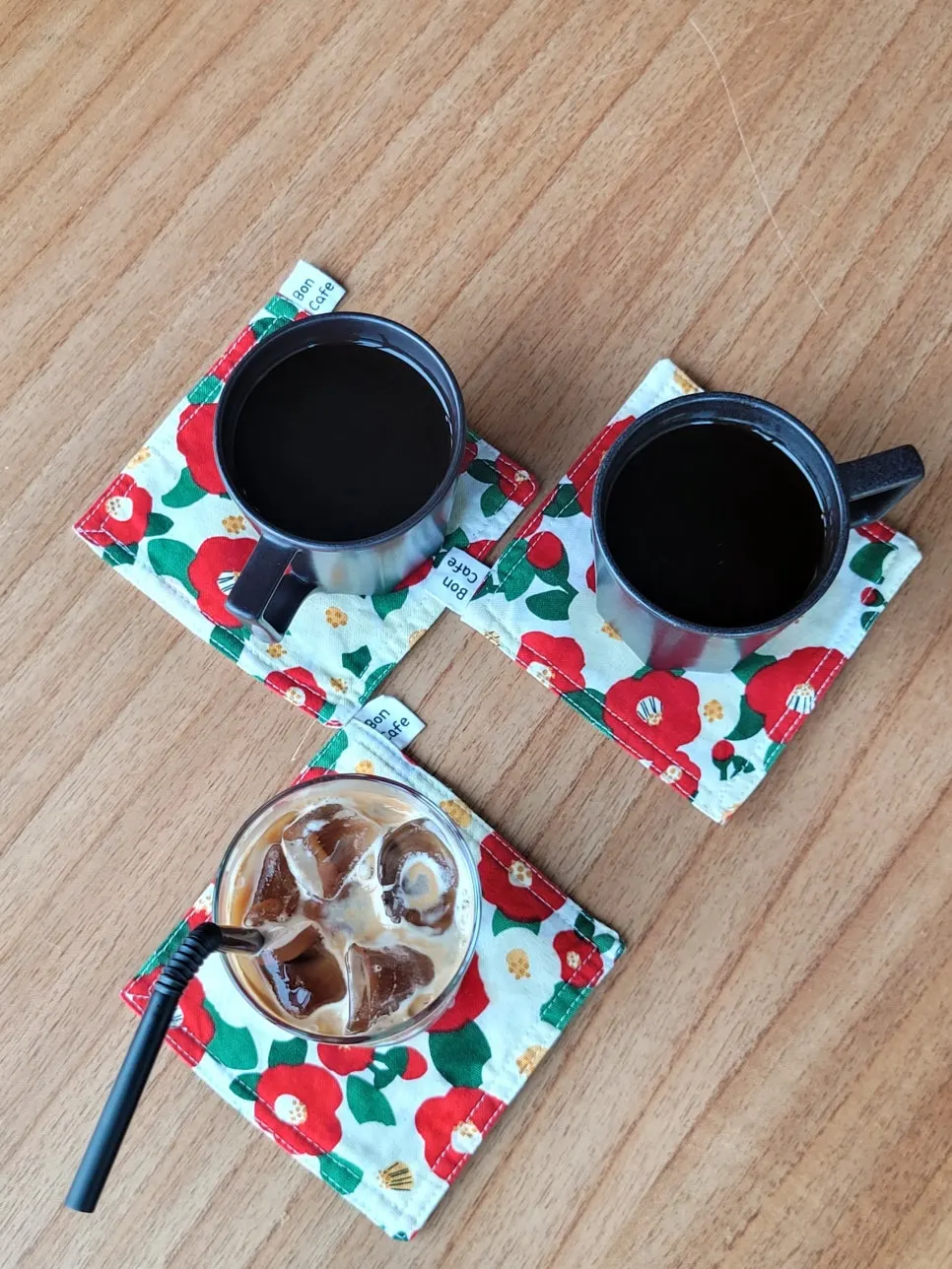 자리로 서빙된 아메리카노와 카페라떼