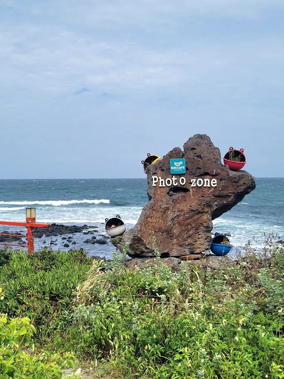 잔디가 깔린 애월본카페 앞마당 야외 테이블