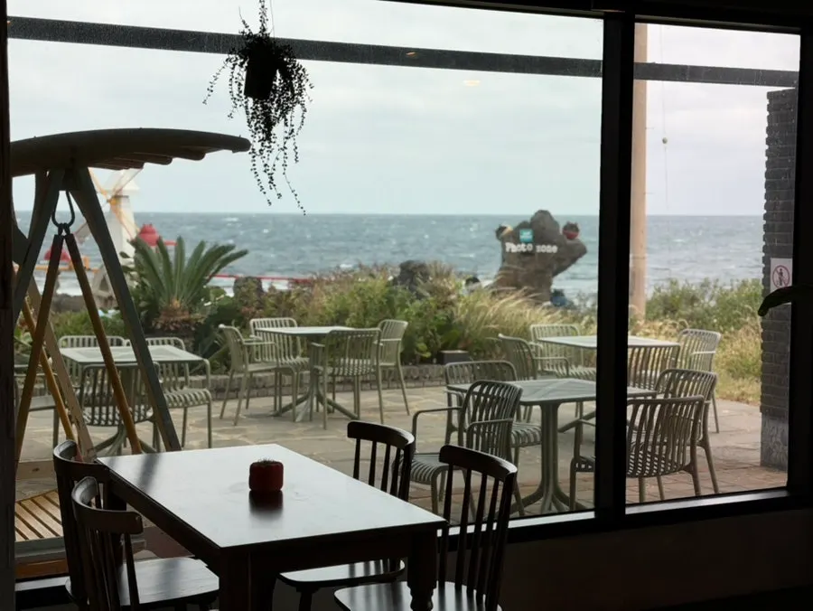 Overall view of the Aewolbon Café space
