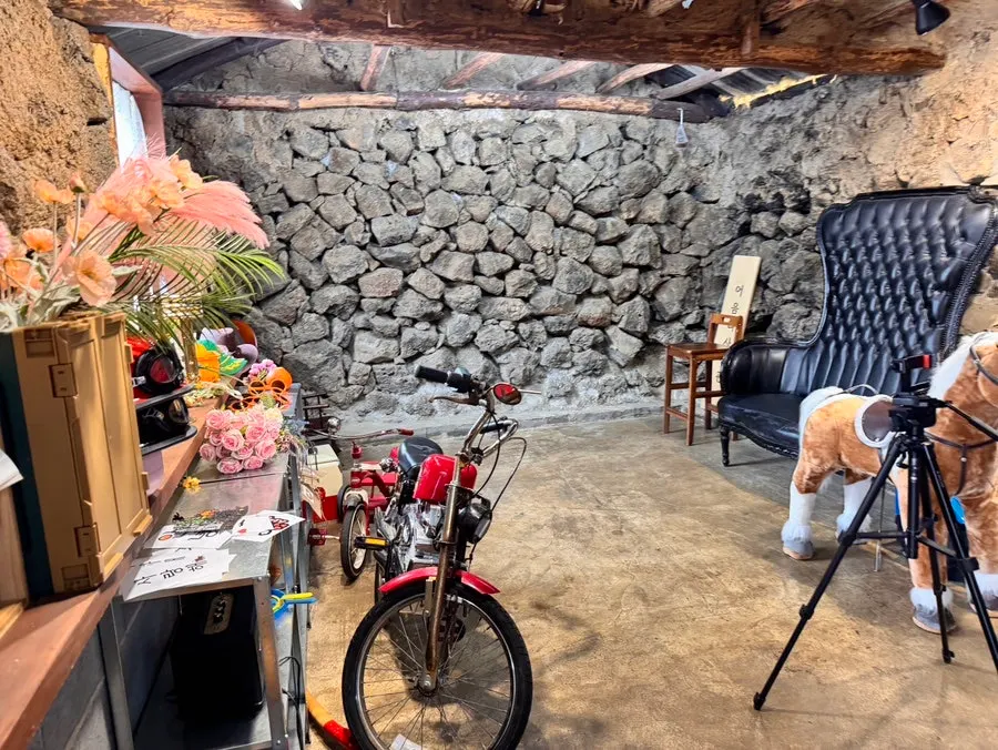 Indoor shooting space at Eoeum-ri Photo Studio