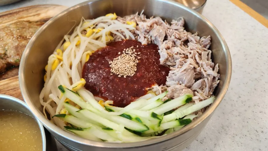 깔끔하게 정돈된 셀프바