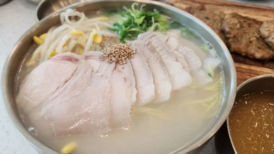 국수를 먹는 중인 테이블