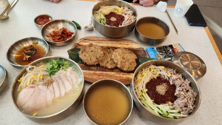 국수와 함께 주문한 떡갈비