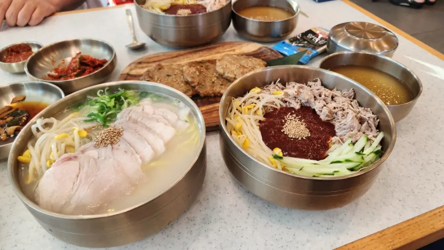 국수와 떡갈비가 함께 놓인 상차림