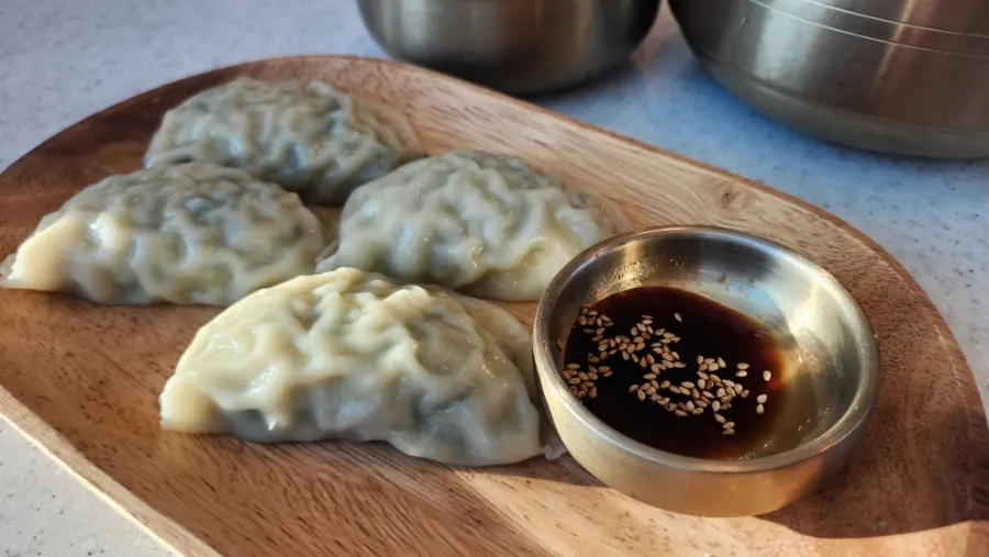 식사 중인 테이블과 창밖 바다