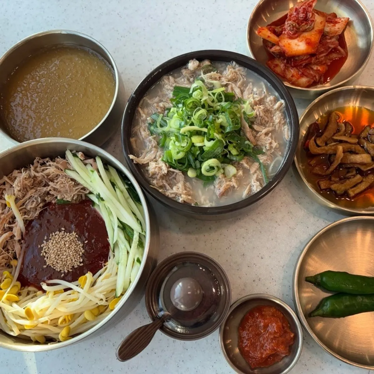 동치미 비빔국수와 살코기국밥 한 상