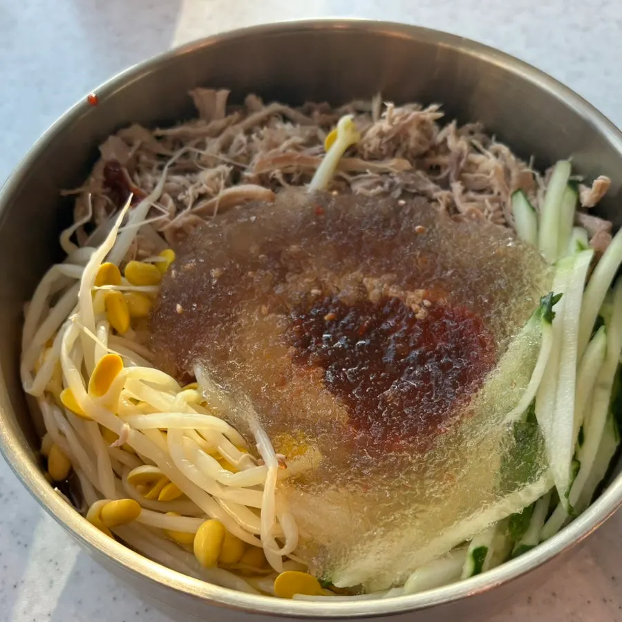 잘게 찢은 고기가 든 살코기국밥
