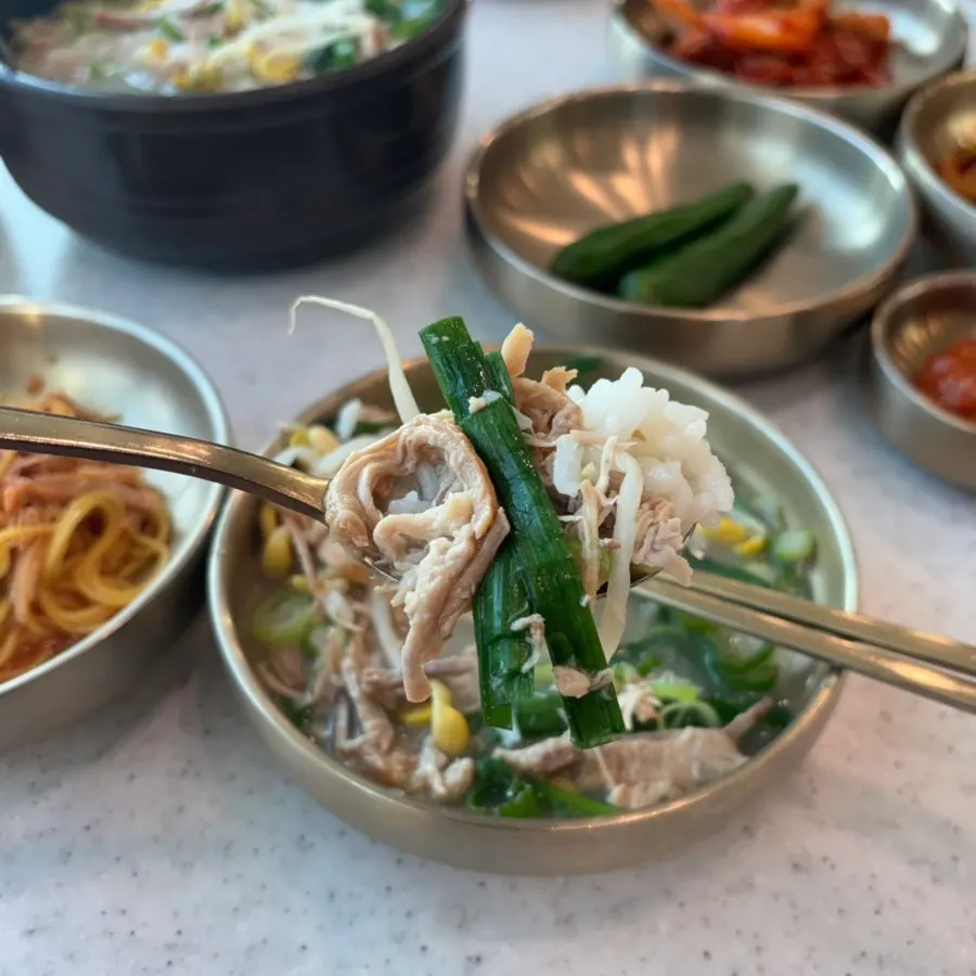김치와 함께 먹는 살코기국밥