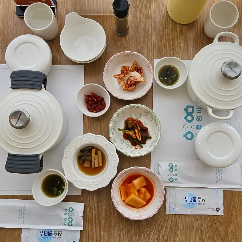 Table at Aewol Eomma waiting for food after ordering