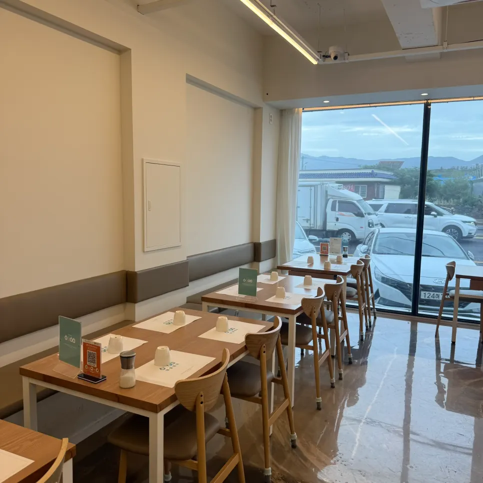 Bright, tidy interior of Aewol Eomma