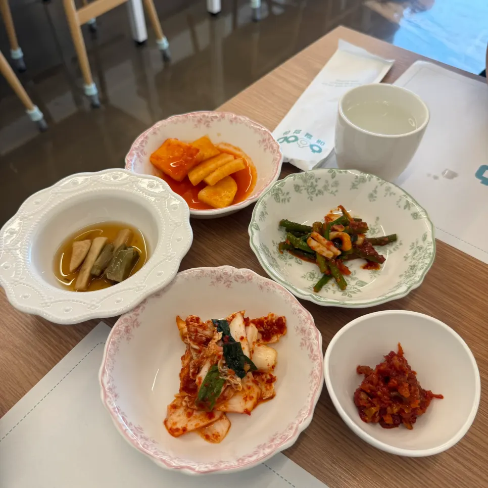 Side dishes served alongside Aewol Eomma's hangover soup