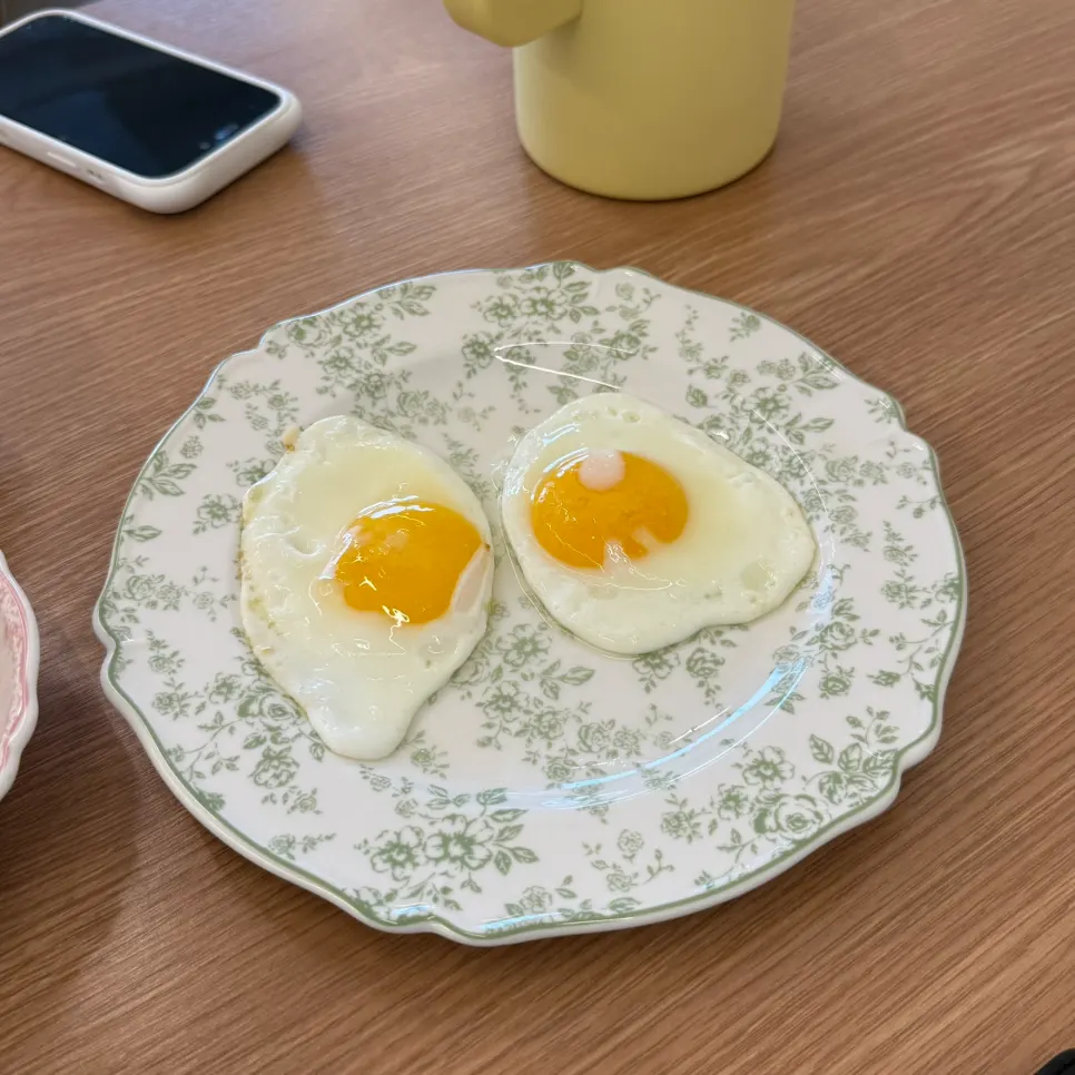 Kimchi, diced radish kimchi, and fried egg among Aewol Eomma's side dishes