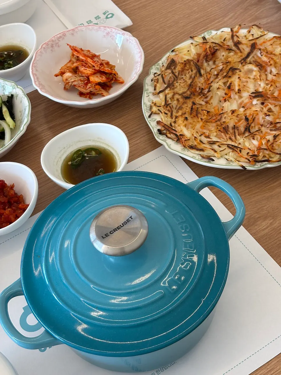 주물 냄비에 담겨 나온 애월엄마 해장국