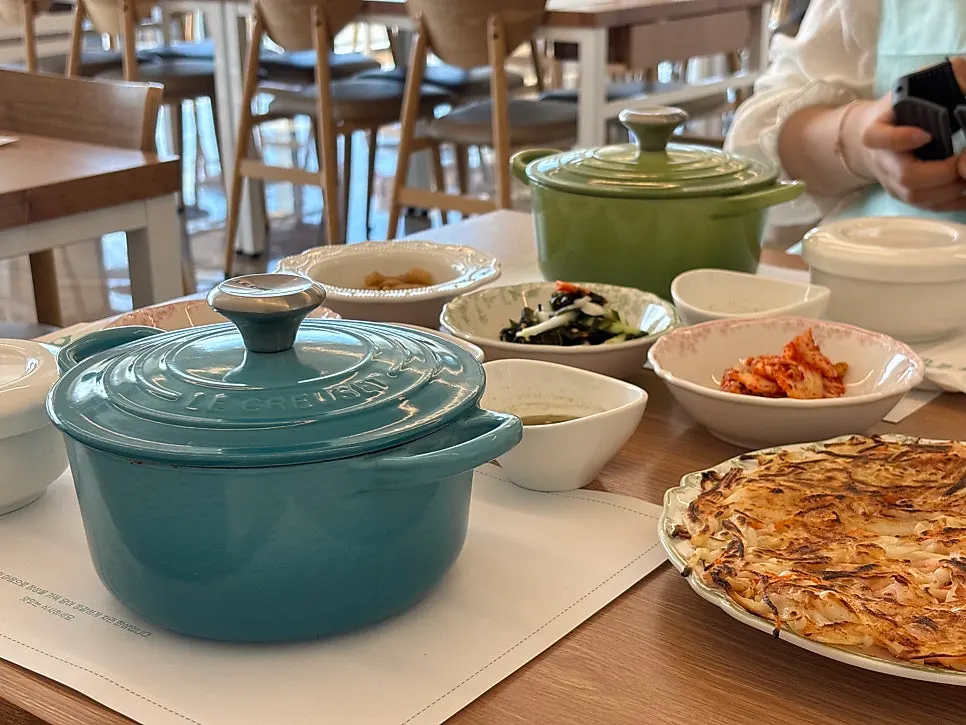 애월엄마해장국과 내장탕 두 그릇 상차림