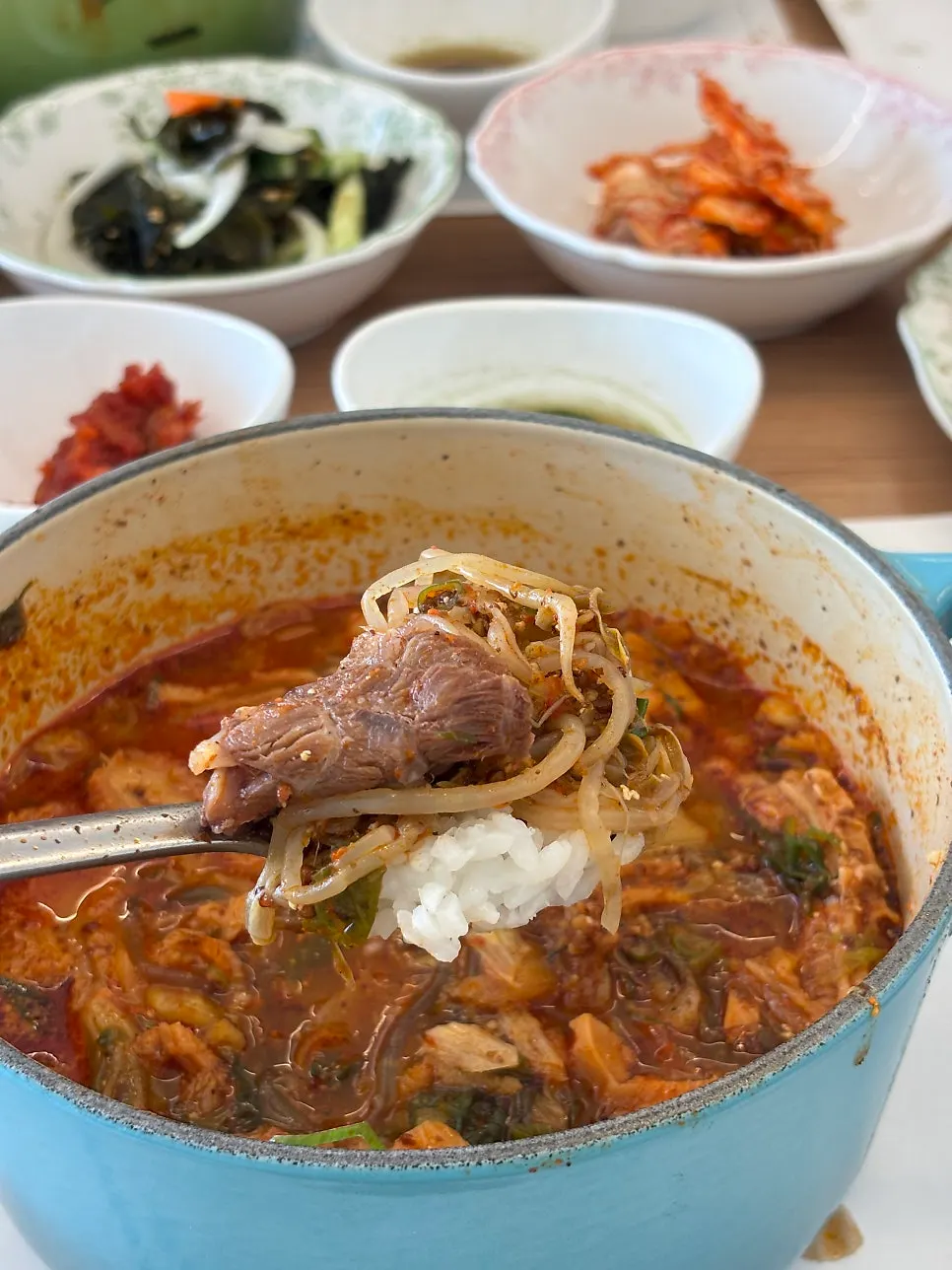 건더기 가득한 애월엄마해장국 속