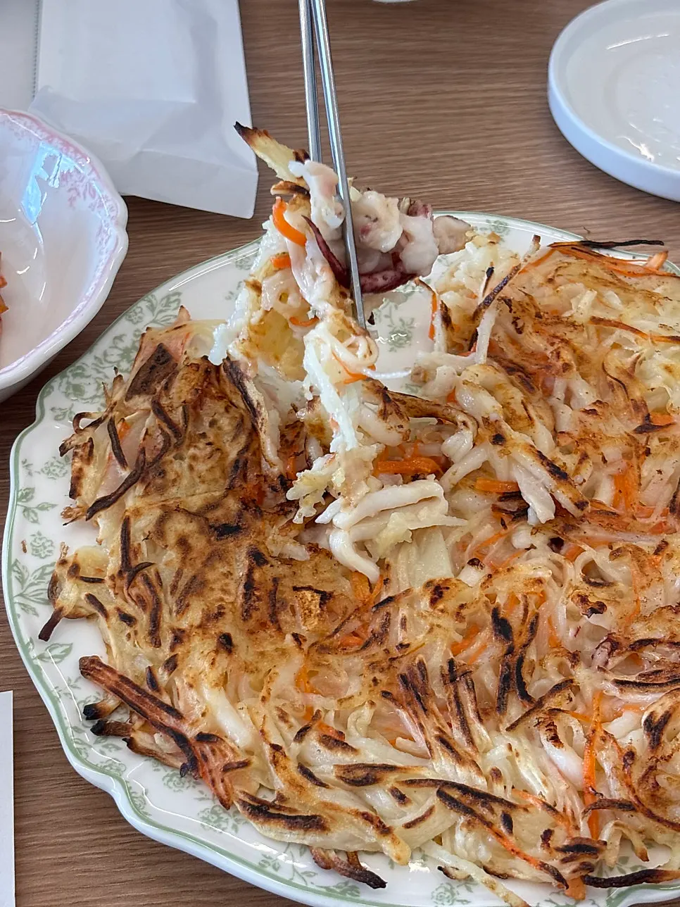 한 조각 집어 든 쫄깃한 한치전