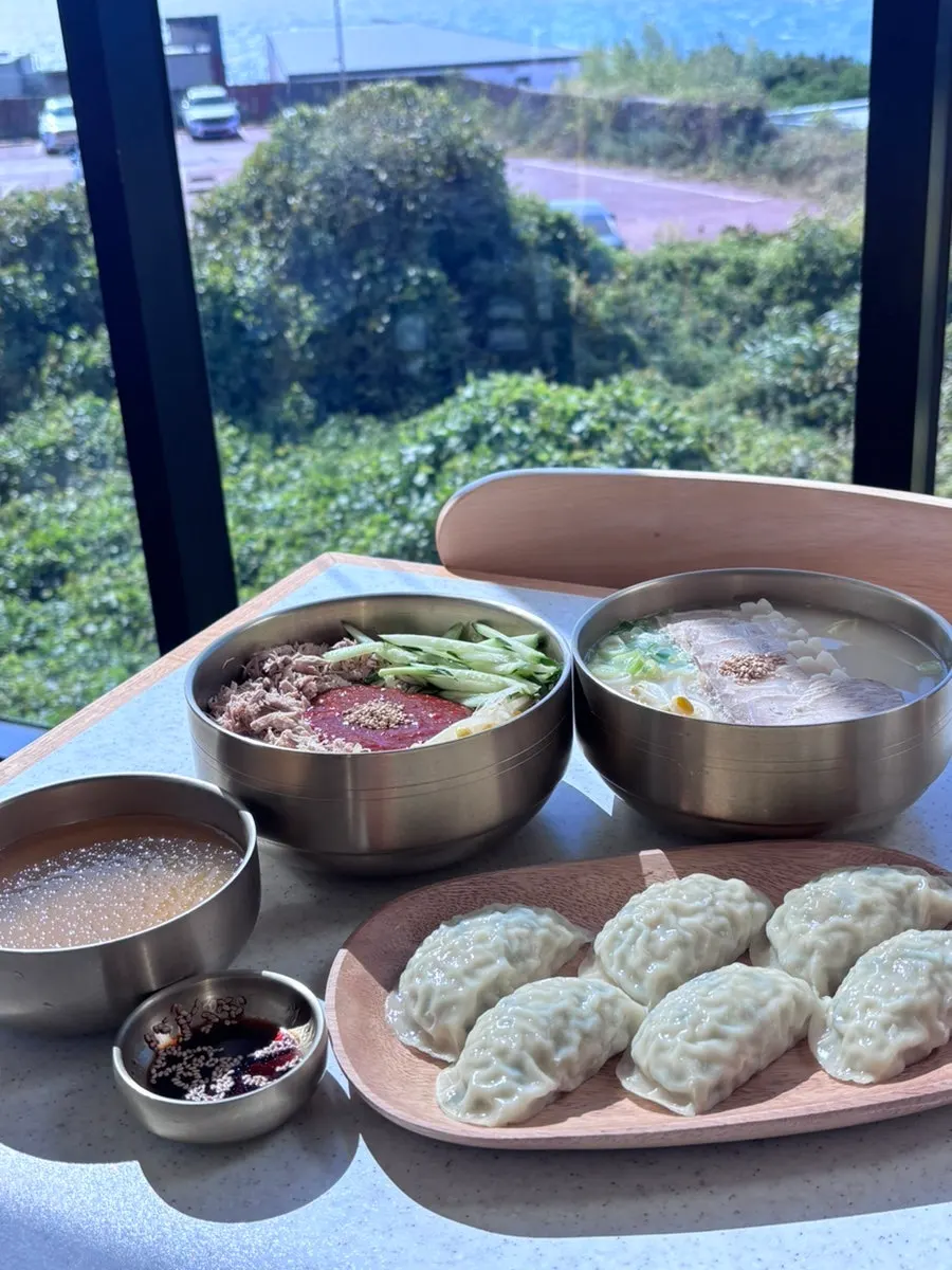 Full table setting at Handam Guksu