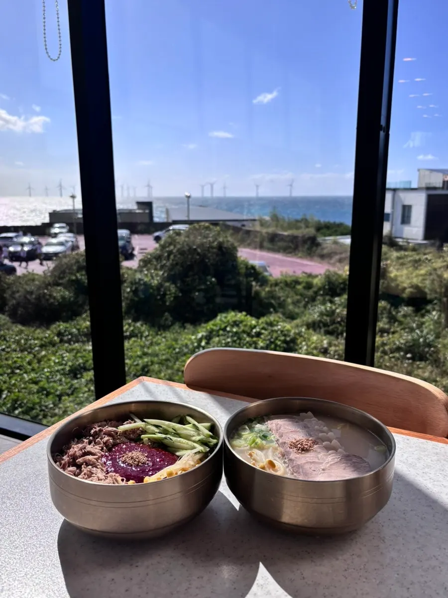 A bowl of sagol gogigguksu with pale broth