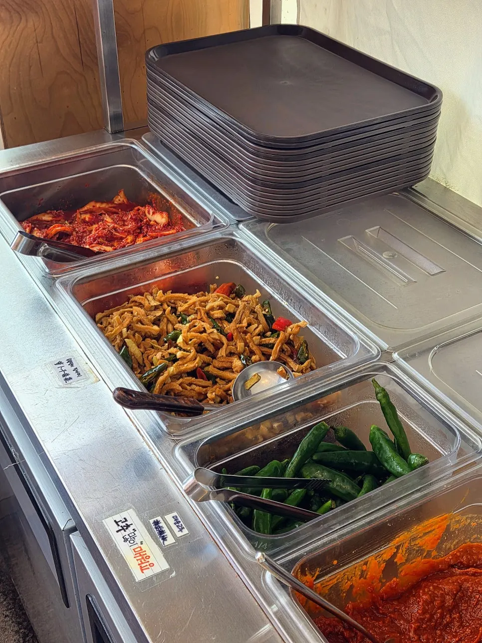 김치와 장아찌가 있는 반찬 셀프바