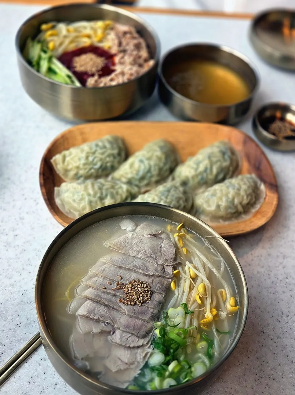 고기국수와 동치미비빔국수, 만두 상차림
