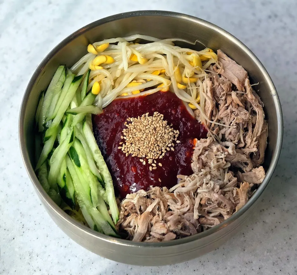 동치미 육수가 함께 나온 동치미비빔국수