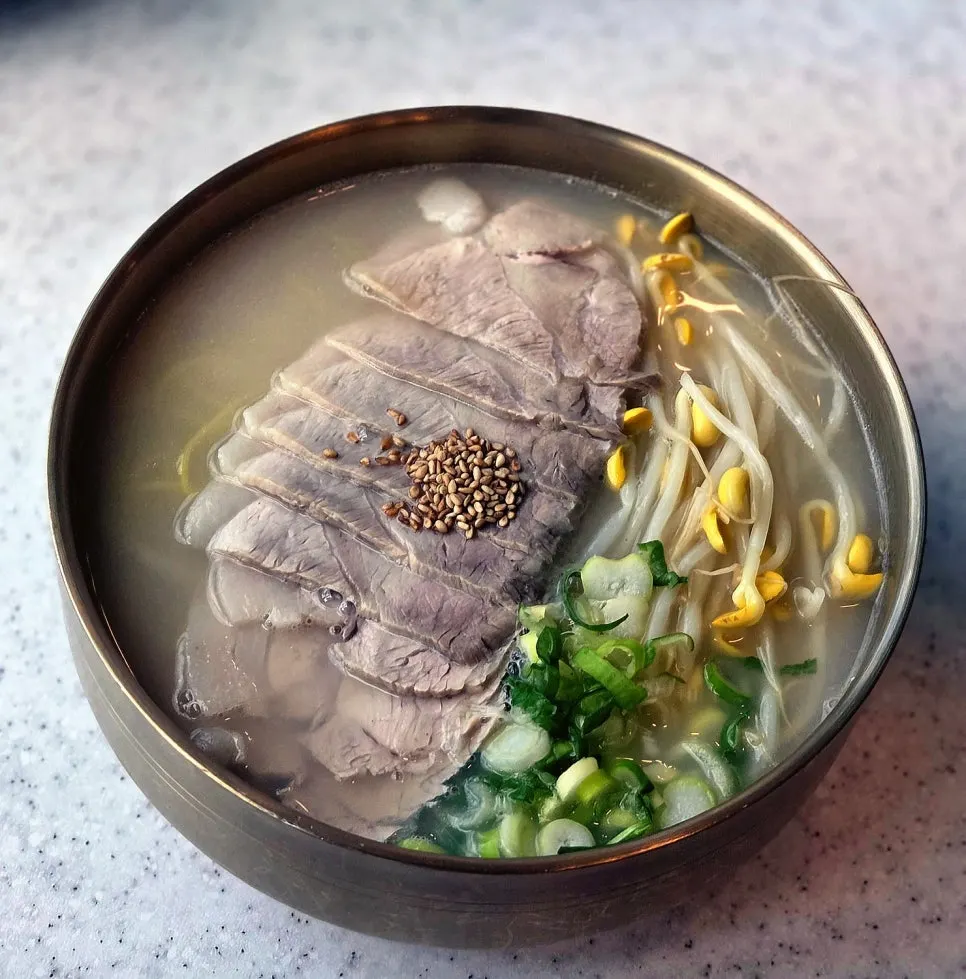 고기가 푸짐하게 올라간 고기국수
