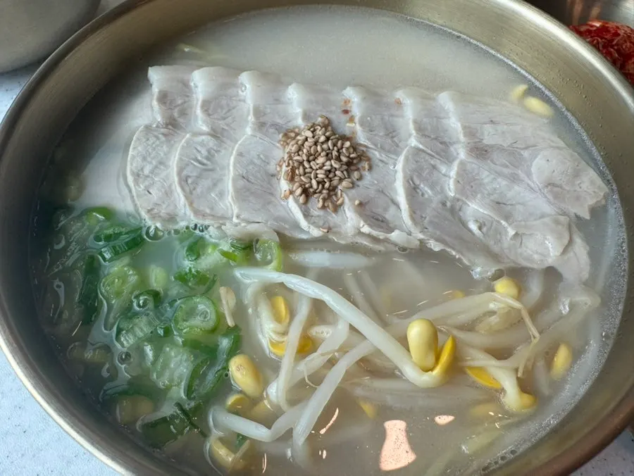 Pork noodles and pork topping