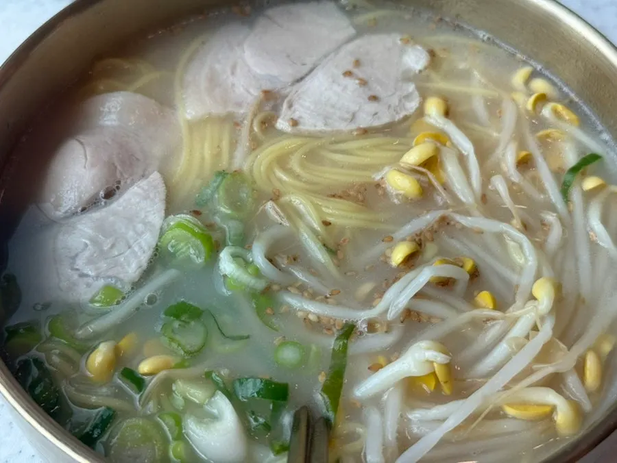 Pork noodles with bean sprouts
