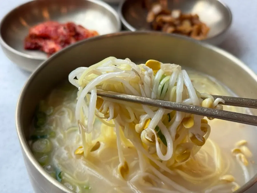 Medium-thickness pork noodle strands