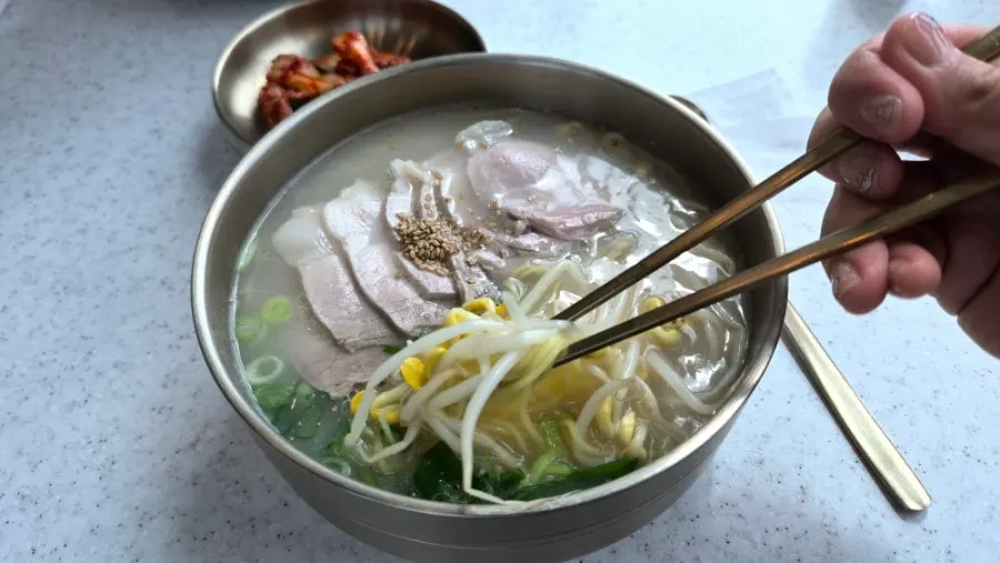 Gogi-guksu topped with thick-cut slices of boiled pork
