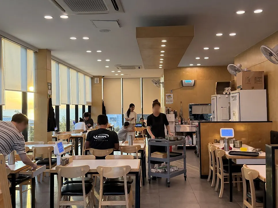 한담국수 매장 입구 주변 모습