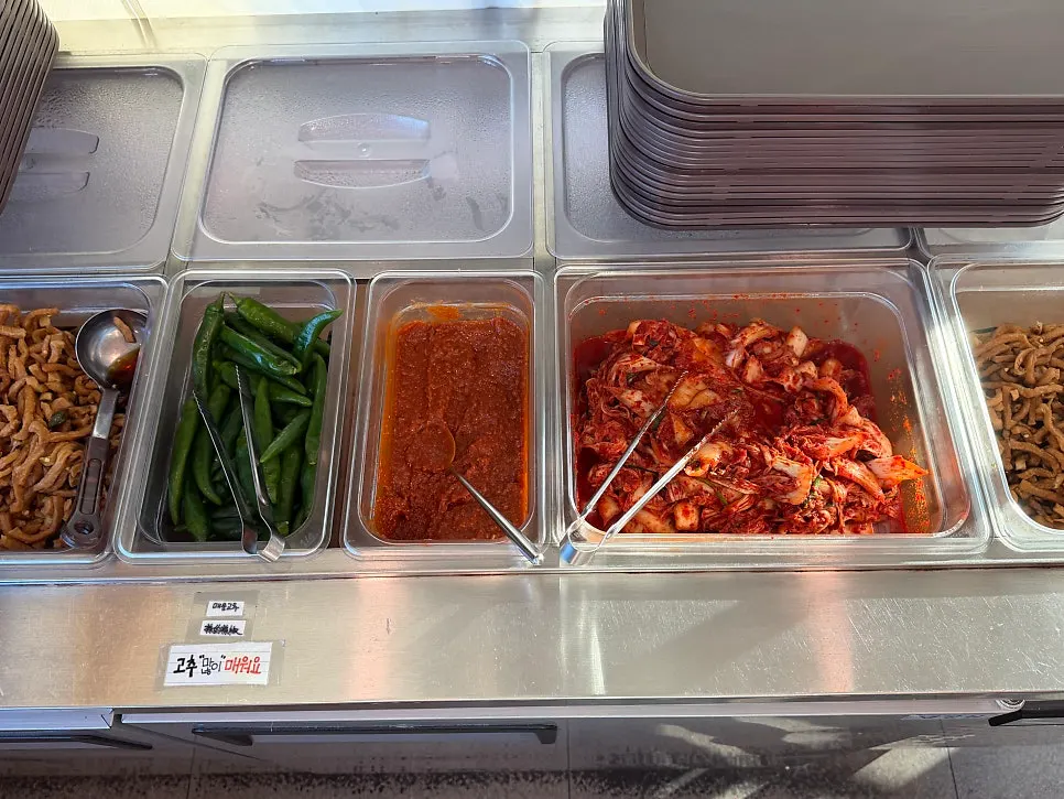 마라 고기국수와 비빔국수가 적힌 메뉴