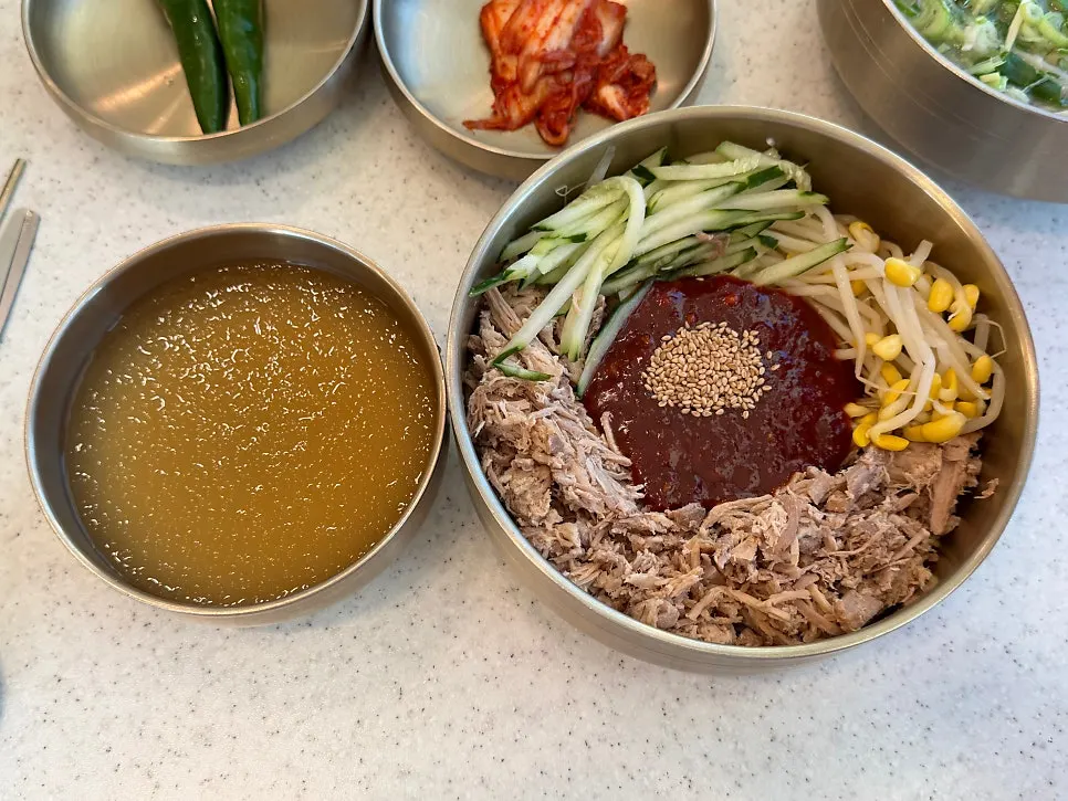 비빔고기국수와 고기국수 두 그릇 상차림