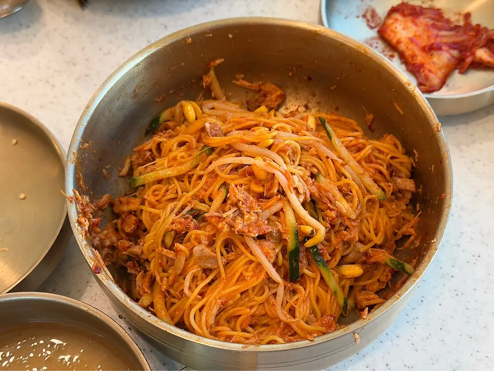 고명 아래로 면이 가득한 비빔고기국수