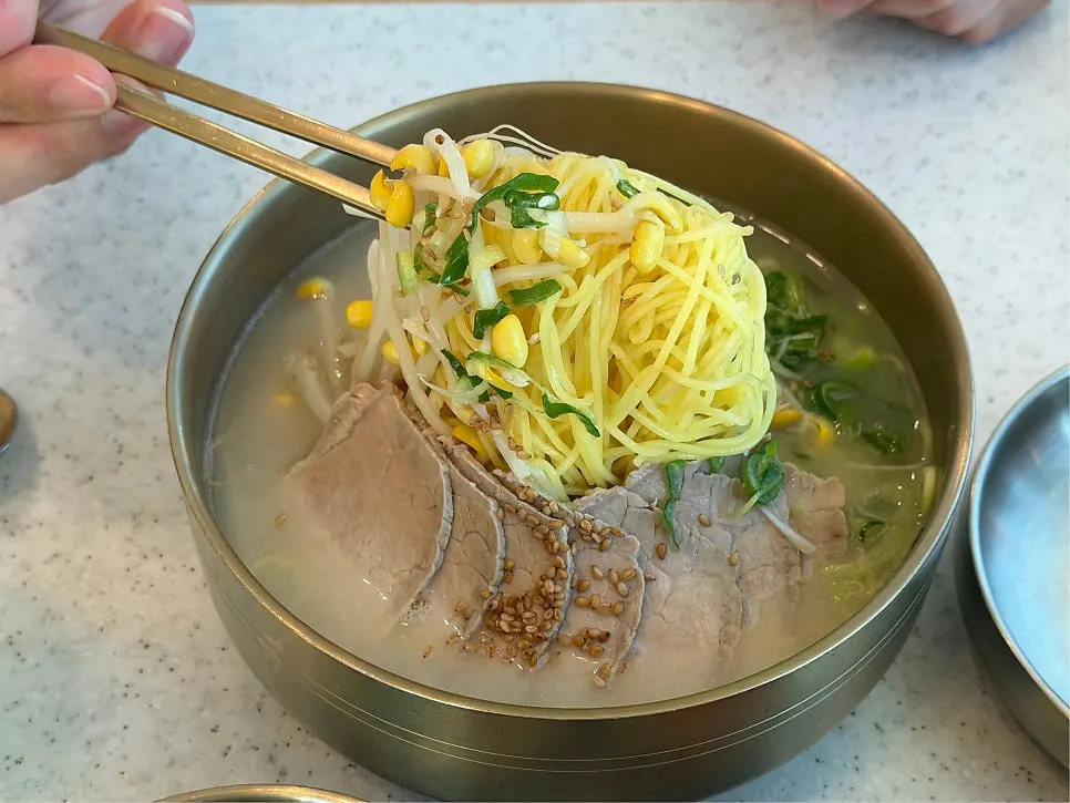 고기국수 면발을 들어 올린 모습