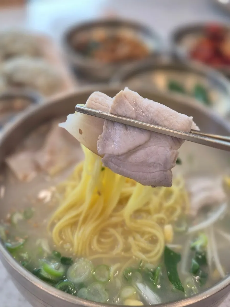 담백한 국물의 제주 고기국수 한 그릇